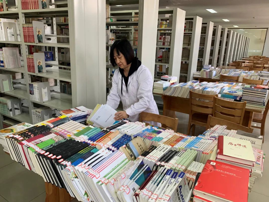 新书已上架、静待师生阅!鸿德图书馆新书上架教师工作忙