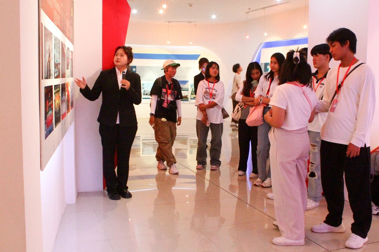 泰国格乐大学师生一行来yl8cc永利访问交流